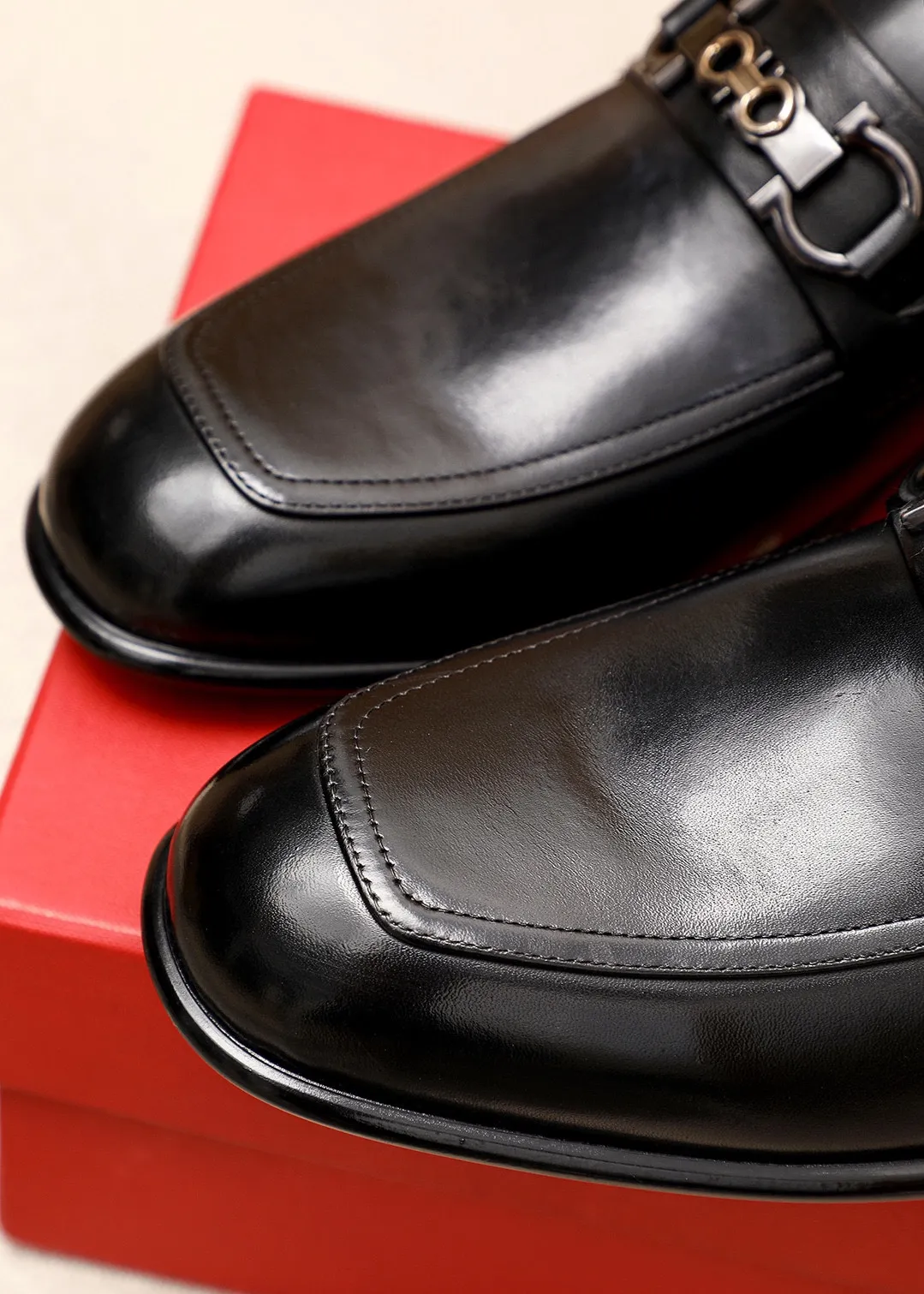 Men's shoes 💰462 💐 Product trademark: Ferragamo "Ferragamo" casual leather shoes Regular size: 38-44 (45.46.47🉑️Customized) Product materials: Selected imported calfskin upper + classic hardware buckle, imported water-dyed cow leather lining. Strong three-dimensional visual effect, original outsole color: 1⃣️color optional